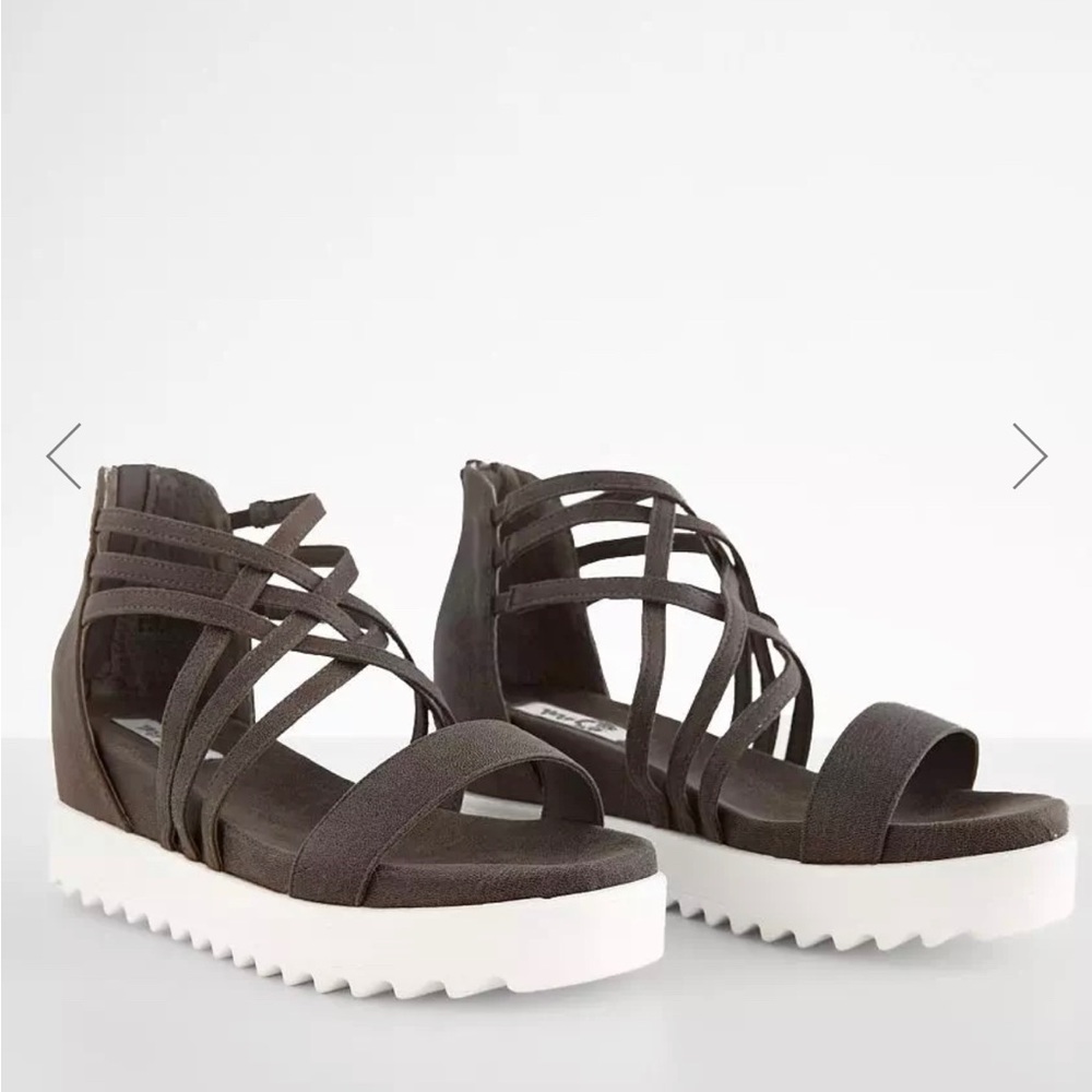 Brand new super cute Very G Joss Flatform Sandal. Never worn. Size Woman’s 8.5.